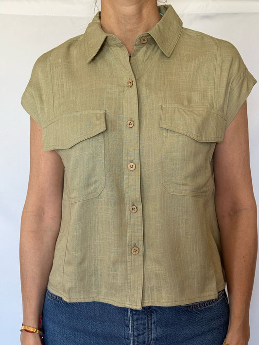 CAMISA BOTONES SIN MANGA LIGHT OLIVE