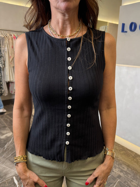 TANK TOP ACANALADO CON LÍNEA DE BOTONES