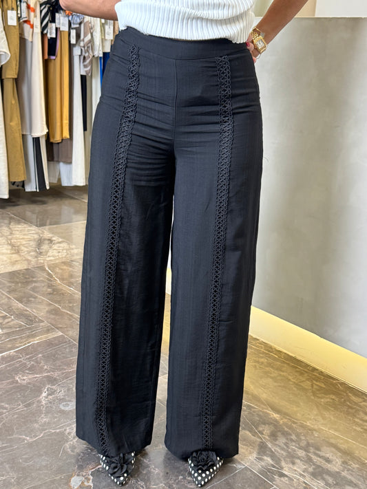 PANTALÓN DETALLE CINTILLA EN COSTADO