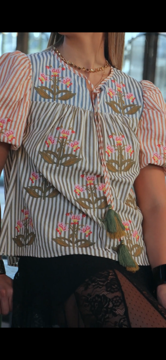 BLUSA A RAYAS MULTI COLOR MANGA FLUFFY CON FLORES BORDADAS