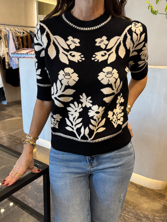 BLUSA TIPO SWEATER NEGRO CON FLORES CREMA