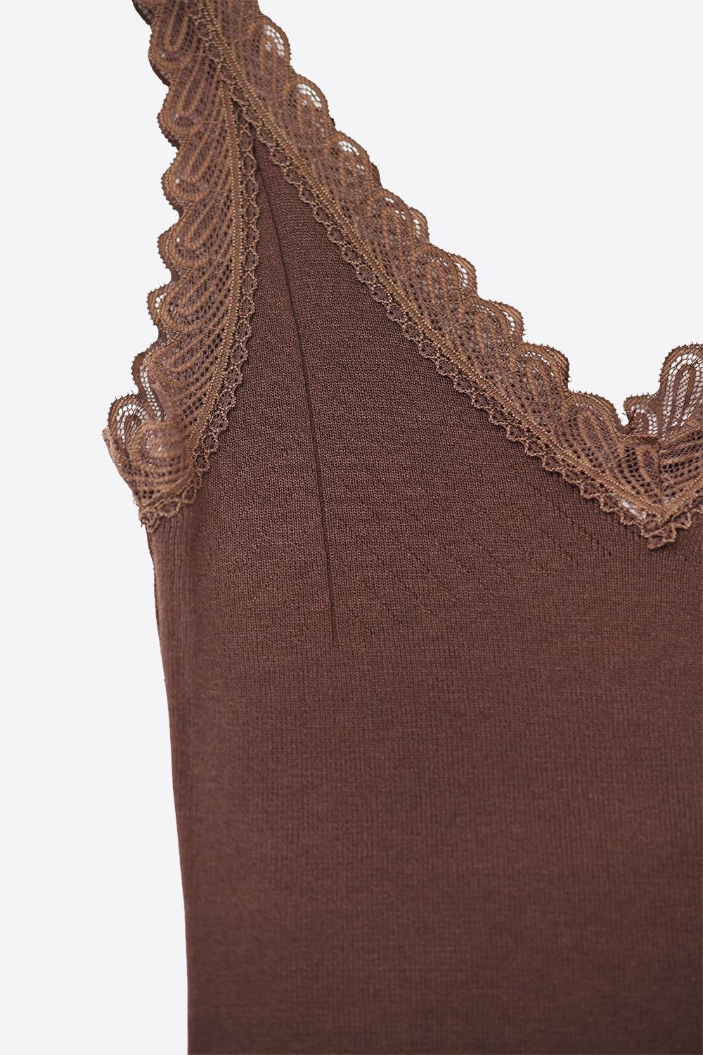 TANK TOP CON ORILLA DE ENCAJE