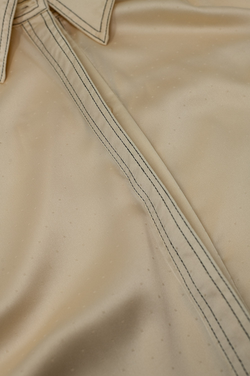 BLUSA CON CUELLO TIPO POLO
